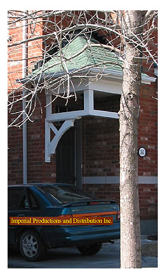 How to use a decorative triangle bracket